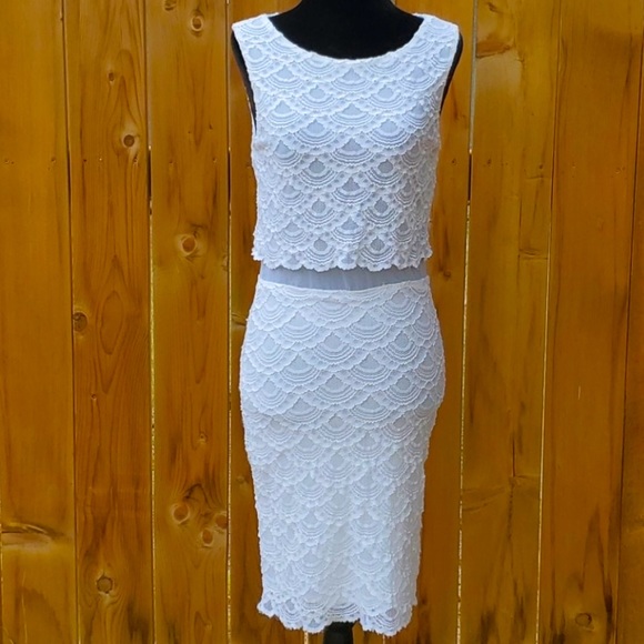 Bebe flirty scalloped lace dress - Picture 2 of 5